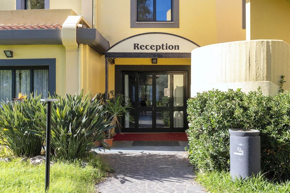 Hotel with Swimming-Pool in Arborea 2