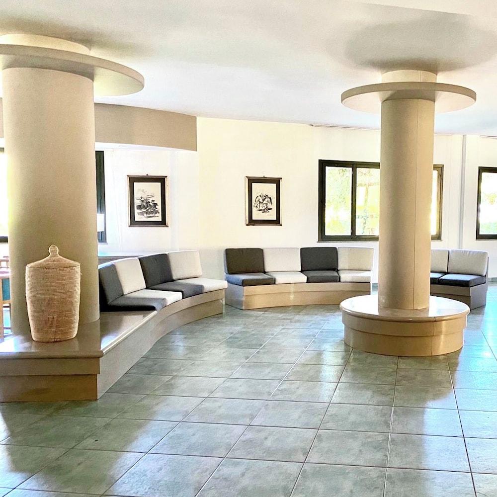 Hotel with Swimming-Pool in Arborea 1