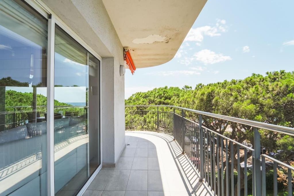 Seahomes Vacations - Seafront Apt in Blanes with Pkg 1