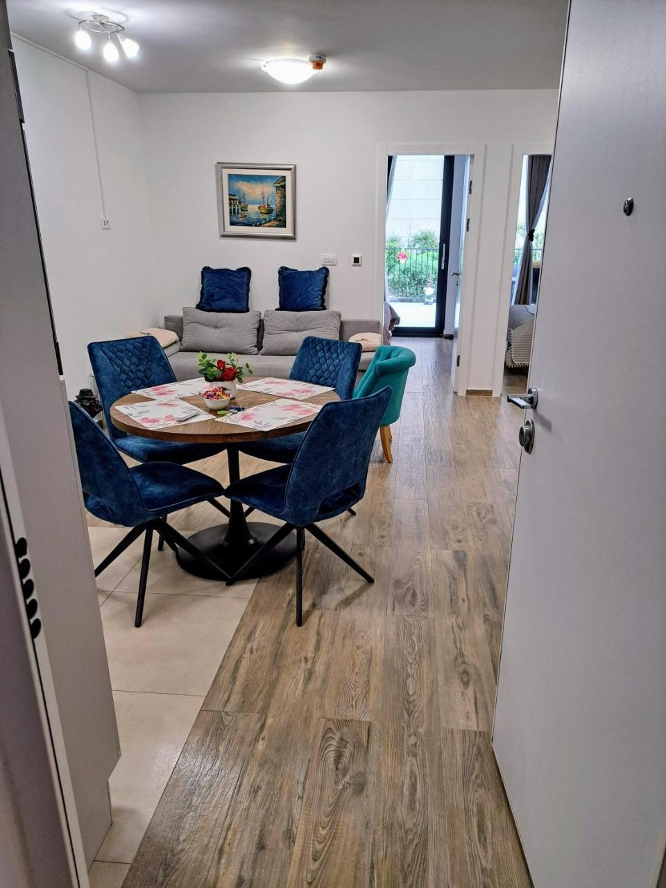 Lupo Gravosa Free Parking 1