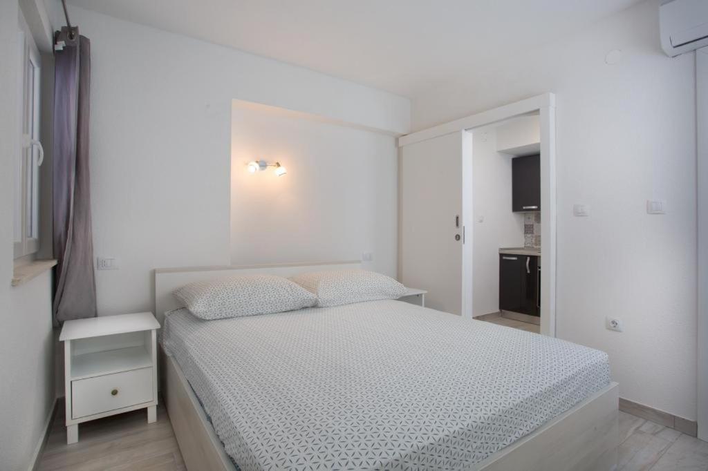 Serious Job Apartment (Adults Only) 2