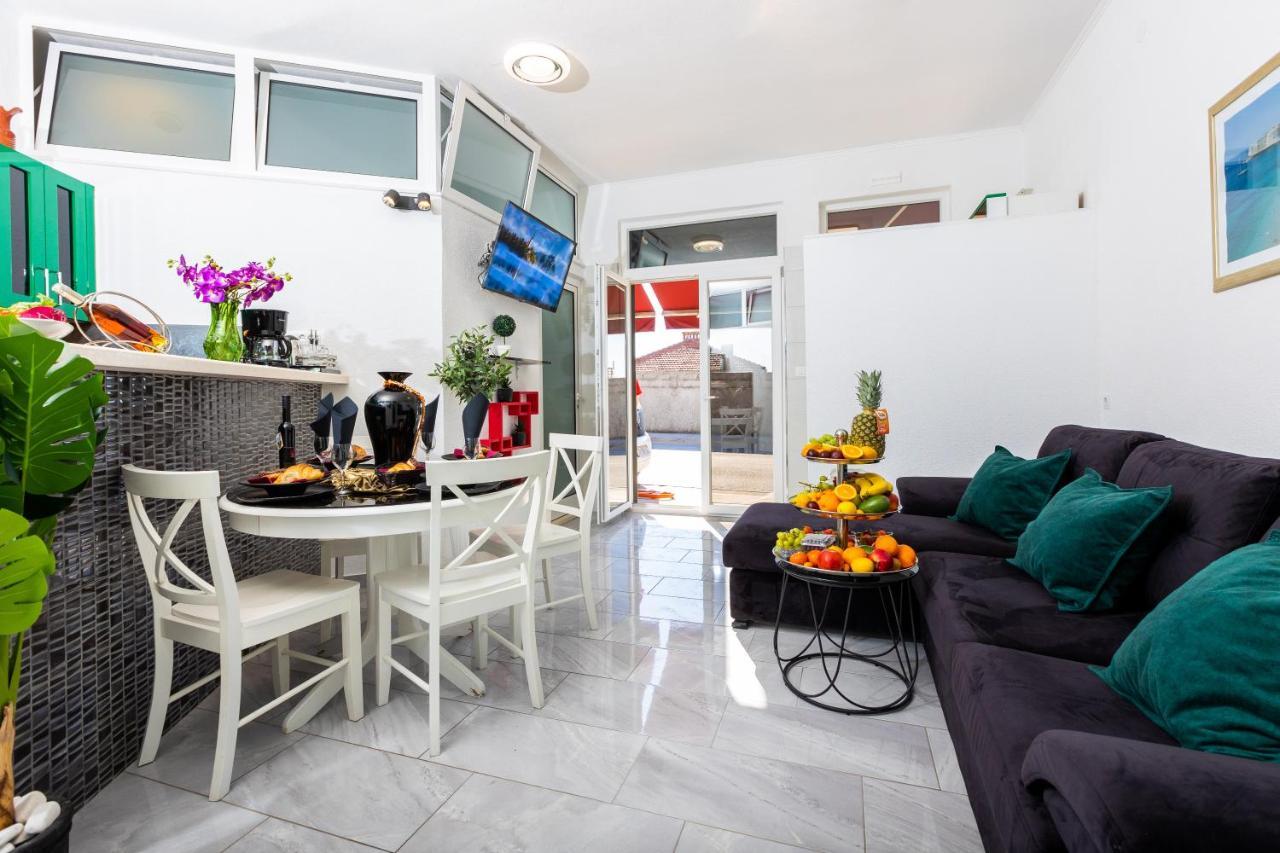 Apartment by the Way Hot Tub And Free Parking