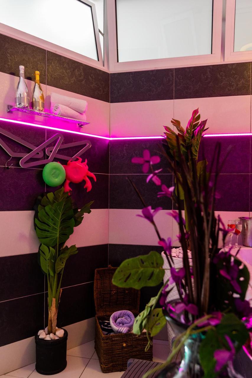 Apartment by the Way Hot Tub And Free Parking 2