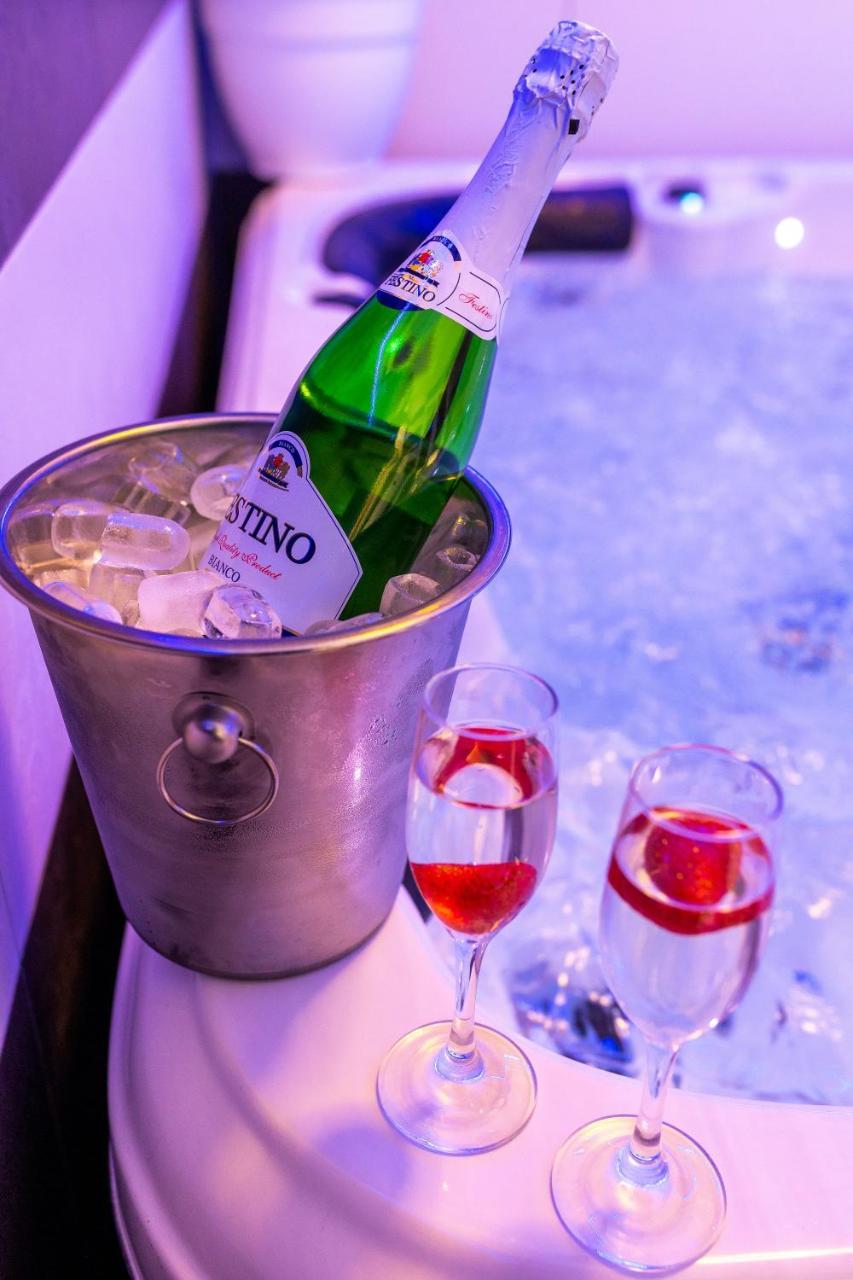 Apartment by the Way Hot Tub And Free Parking 1