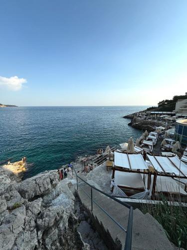 Bliss Apartment Near Bellevue Beach 2