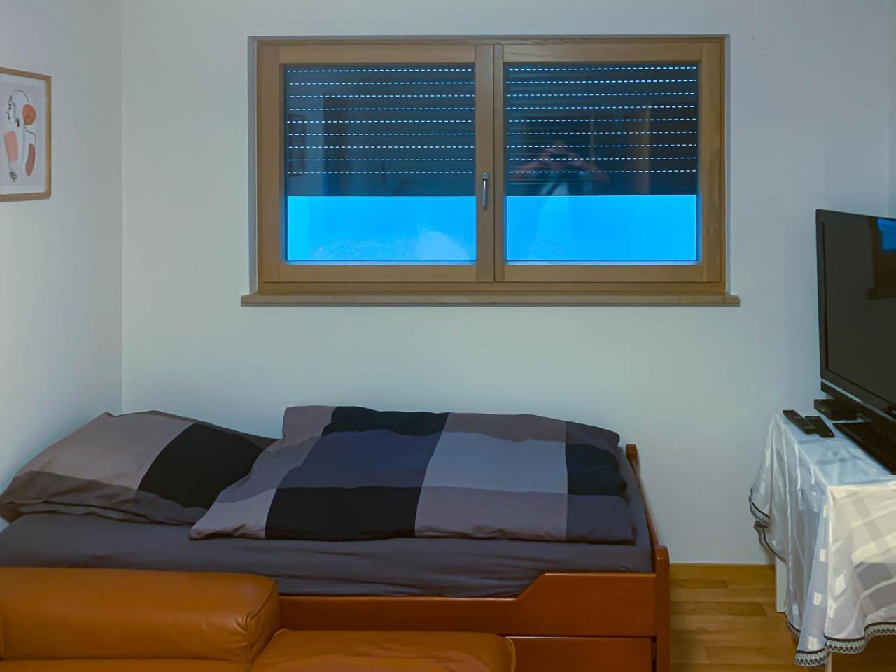 Wohnung Mobliert, Abgeschlossen Und Verkehrsgunstig Gelegen 1