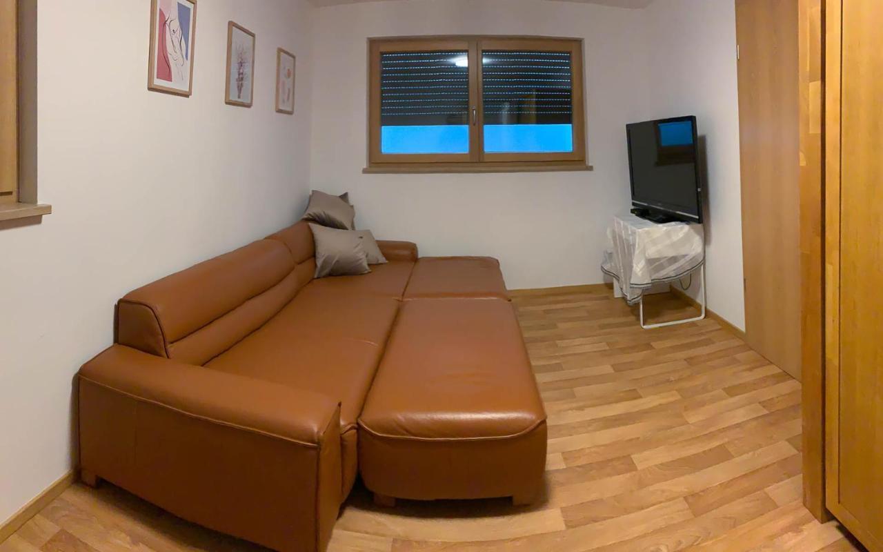 Wohnung Mobliert, Abgeschlossen Und Verkehrsgunstig Gelegen 2