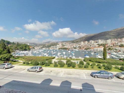 Apartment Mihe - Two-Bedroom Apartment with Balcony And Sea View 1