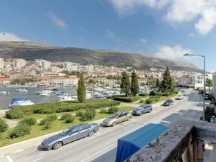 Apartment Mihe - Two-Bedroom Apartment with Balcony And Sea View