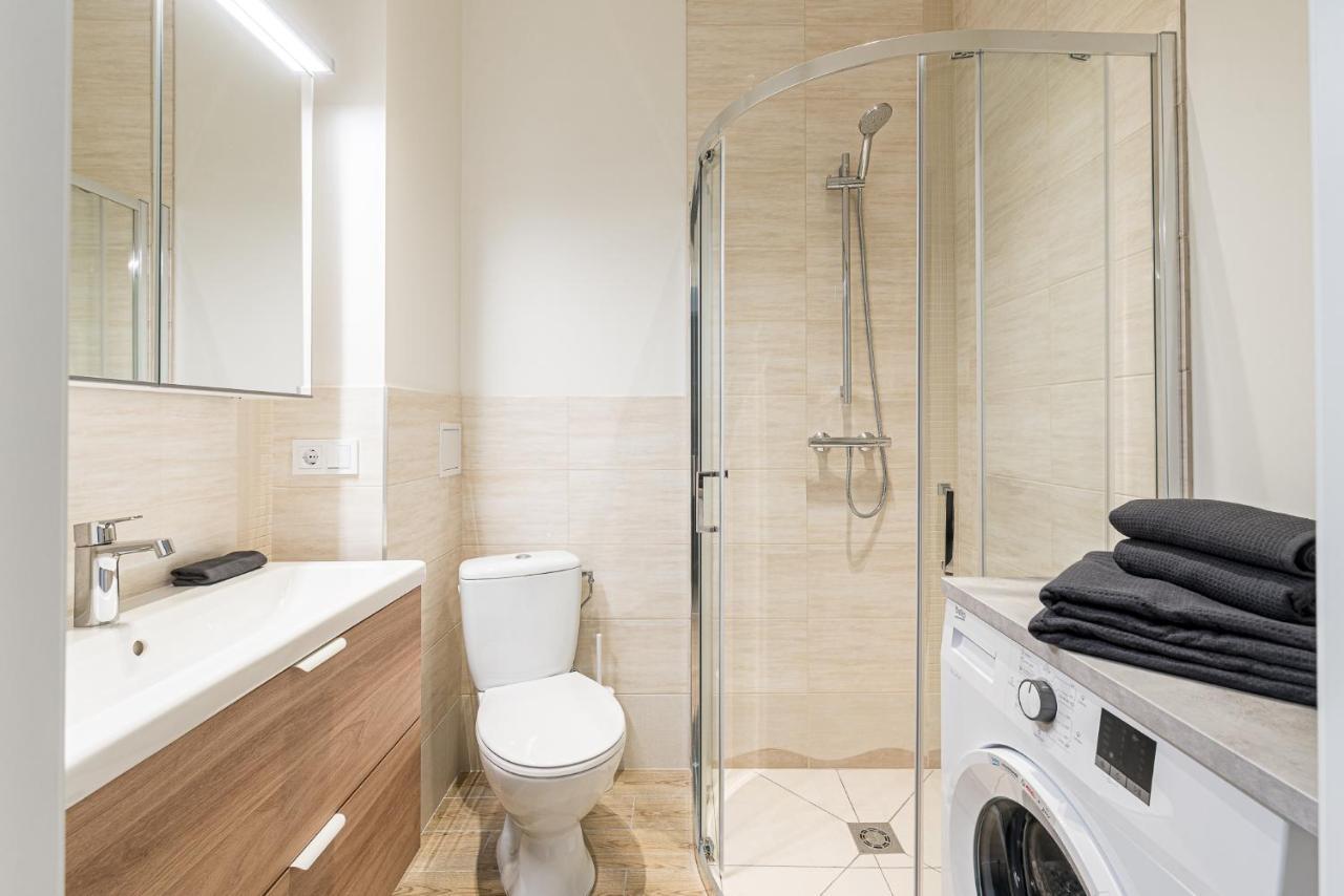 City Center Studio, Parking, 16 1