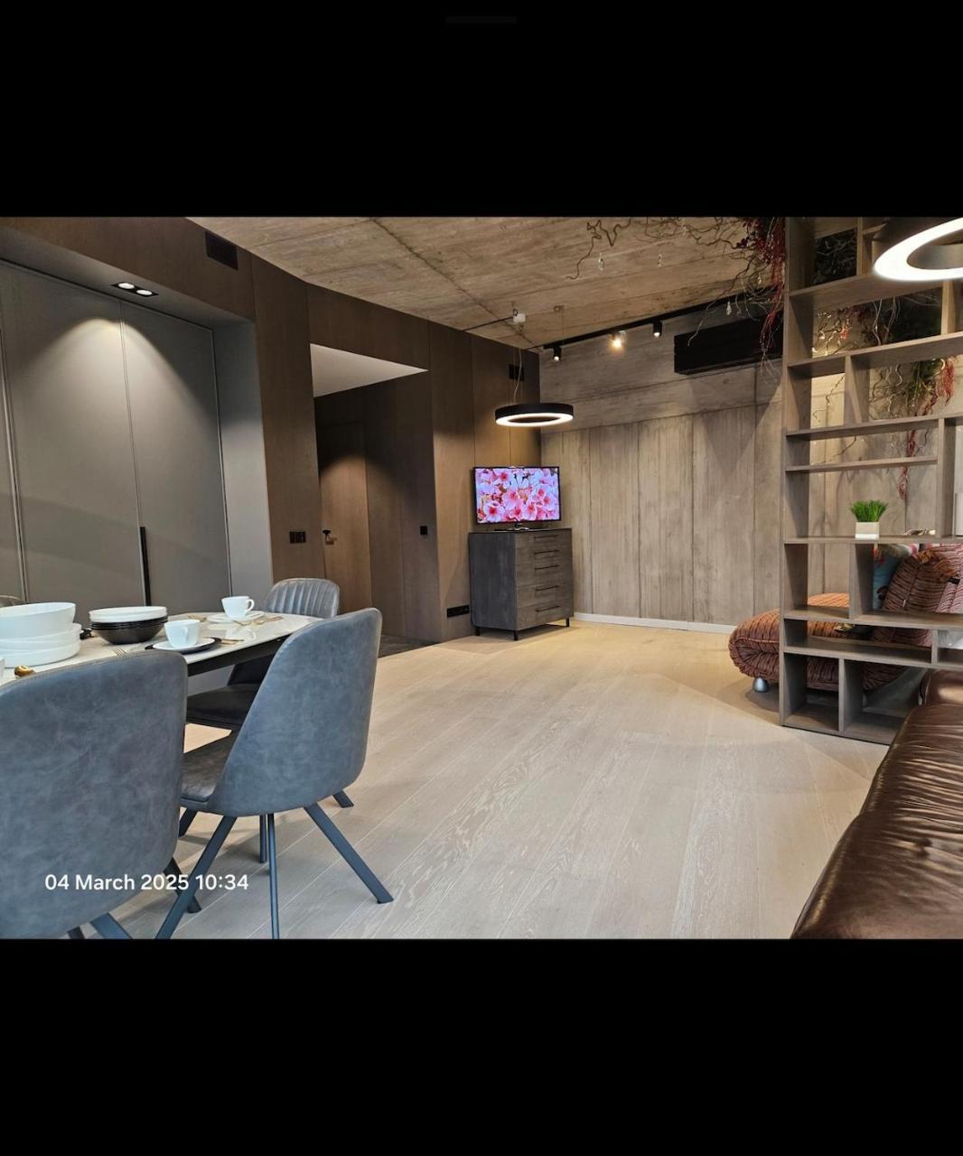 Happy Inn VIP Lounge, Self Check-In, Parking 1