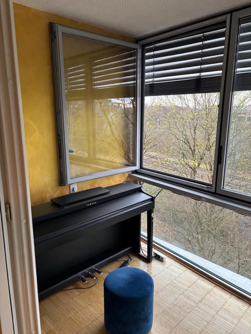 55 M2 Sunny Westend Flat 2