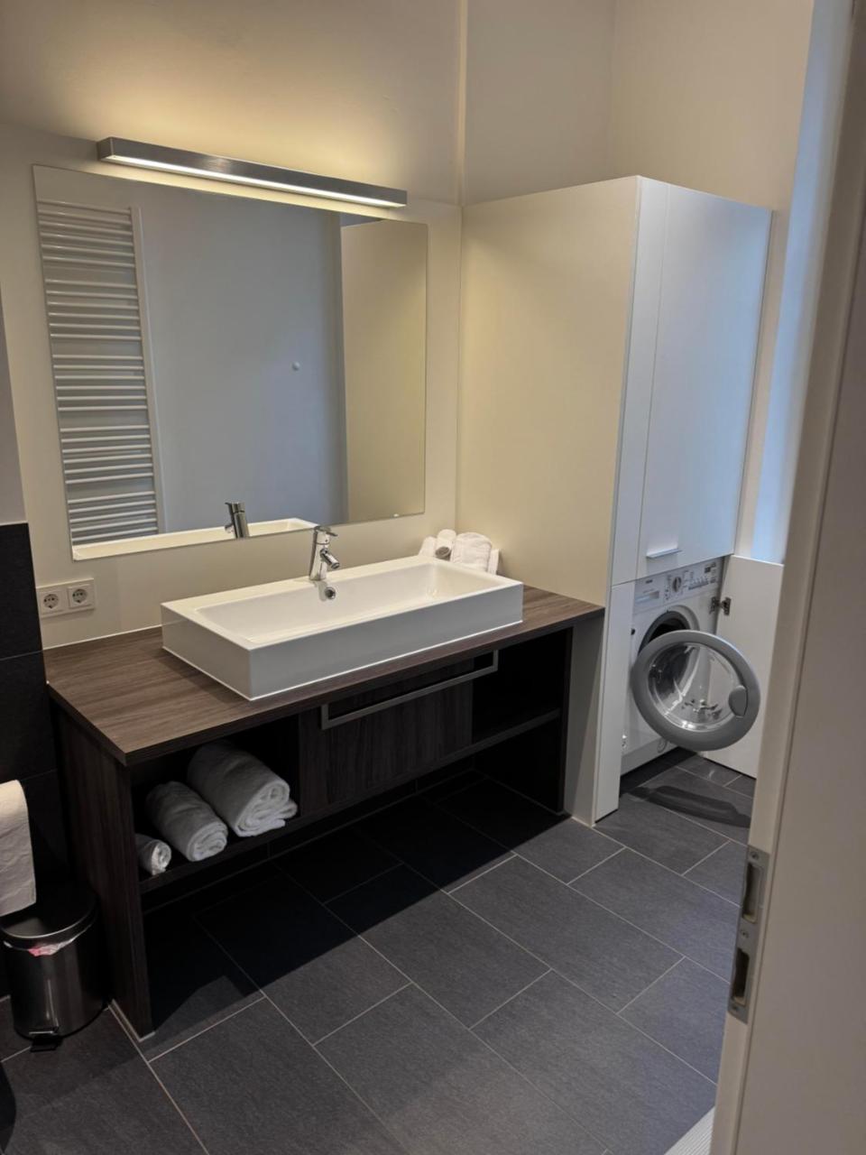 Royal Gmbh (Adults Only) 2