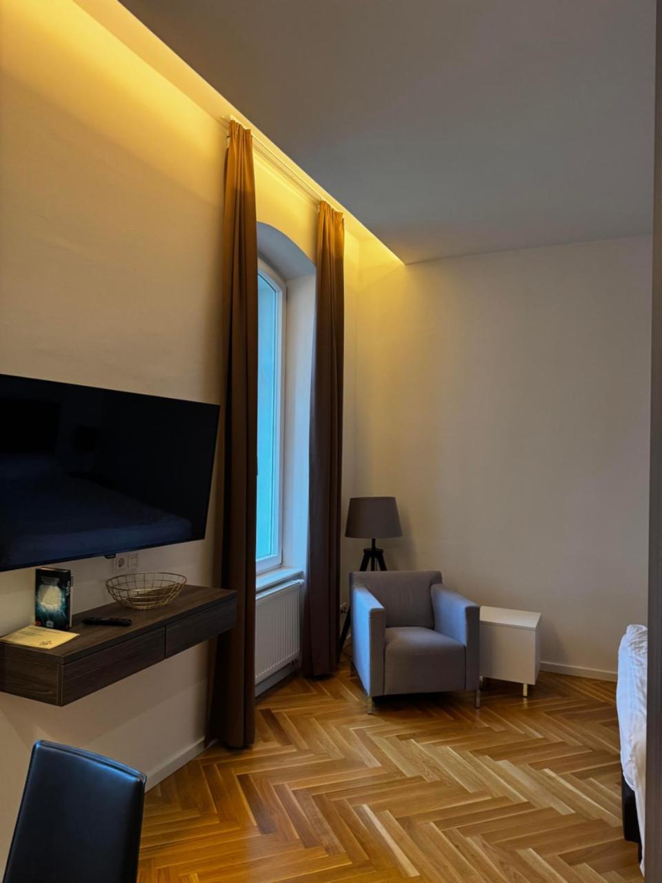 Royal Gmbh (Adults Only) 1