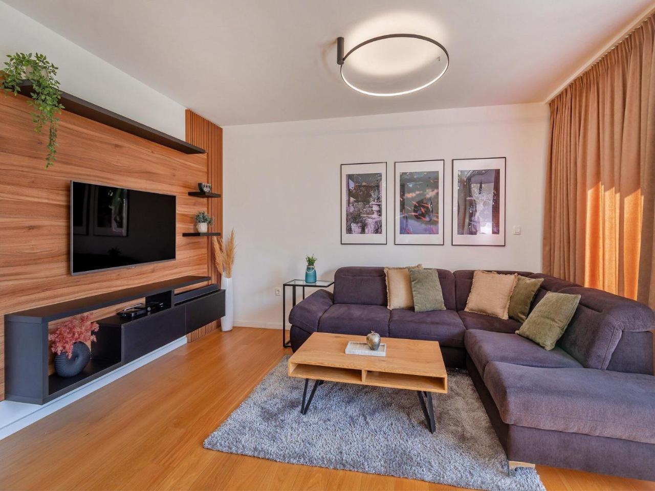 Apartment Floramye - Three Bedroom Apartment with Balcony 1