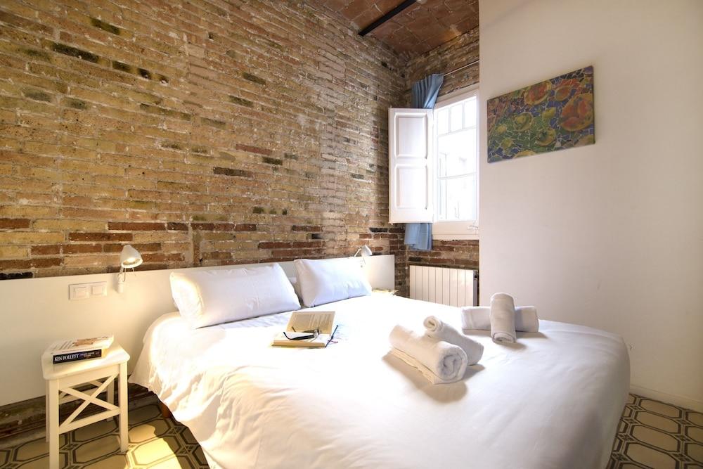 Happy People Gaudi Sant Pau 2