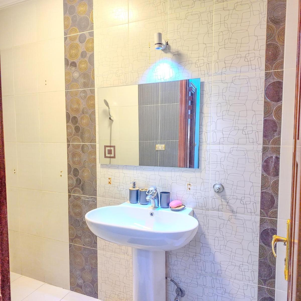 Big Flat in Dokki Twin Room Private Bathroom 2