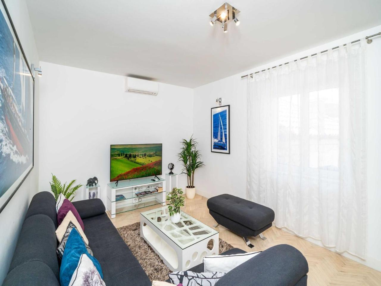 Holiday Home King - Four Bedroom House with Terrace 1