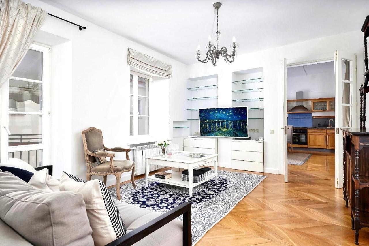 Old Town, Bright, Peaceful, Balcony, Netflix 1