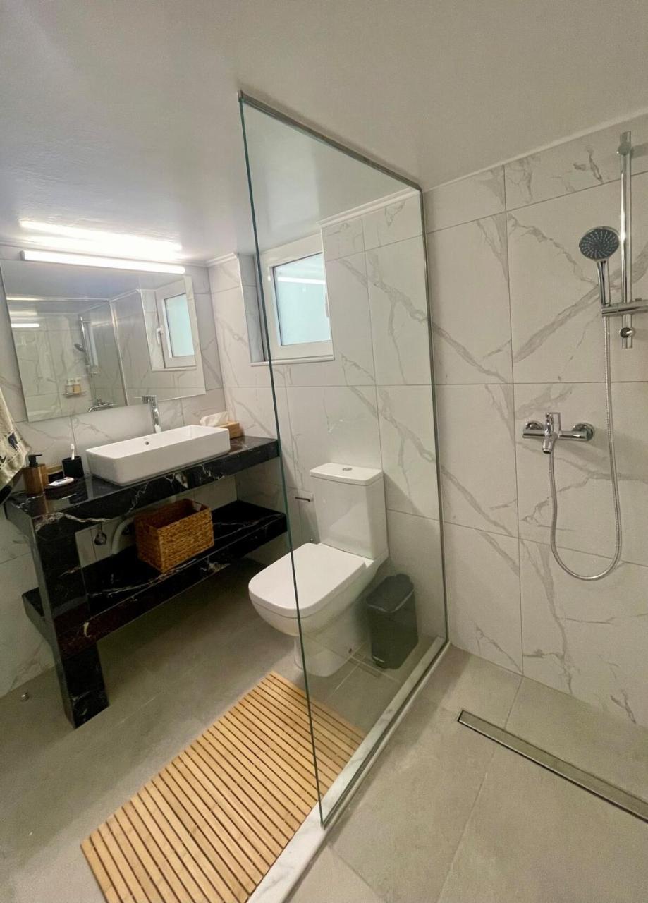 Victoria's Spacious Apartment 2