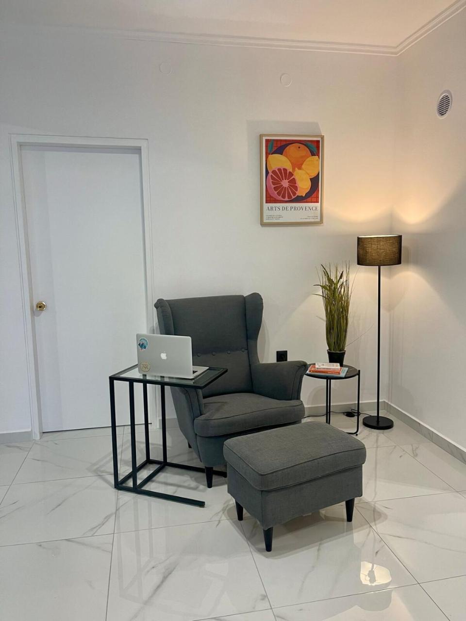 Victoria's Spacious Apartment 1