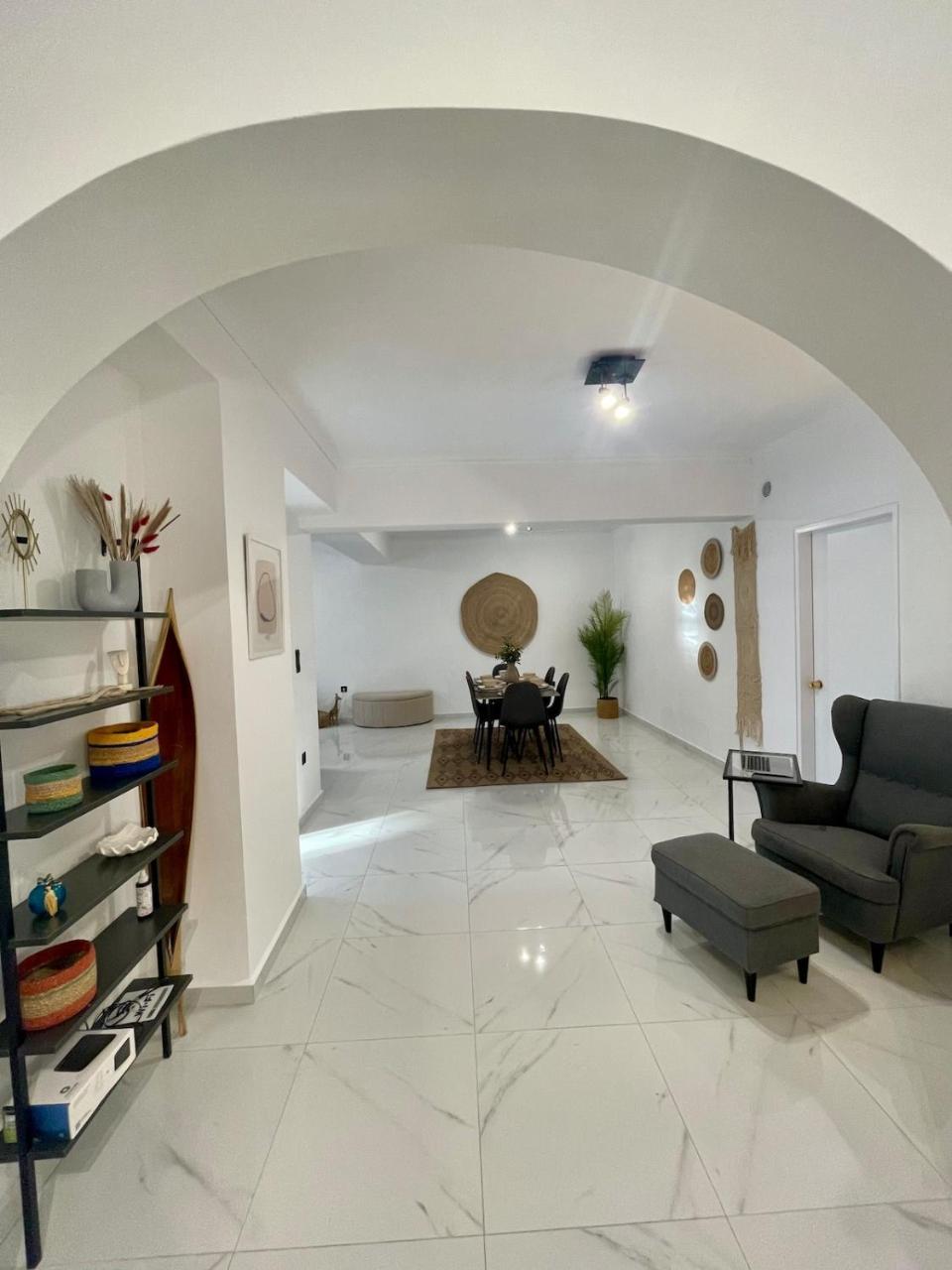 Victoria's Spacious Apartment