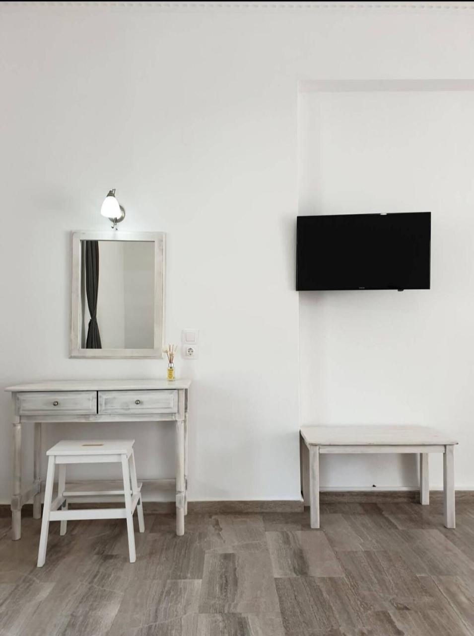 White Wave Studio 3 1