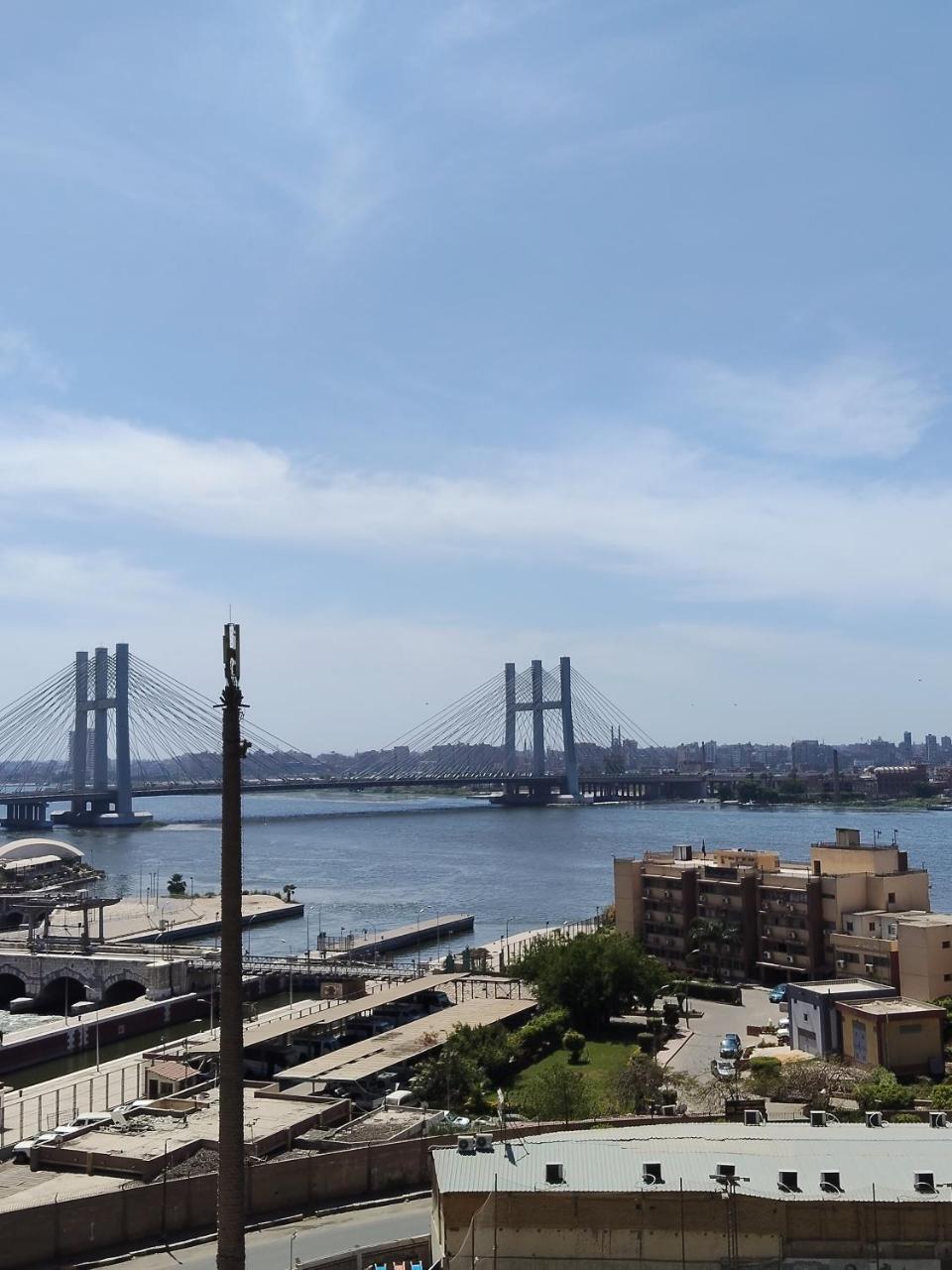 كوبري المظلات يطلع على كورنيش النيل و كوبري تحيا مصر 1