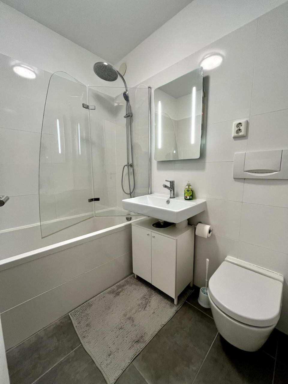 Chic Apartment - Rooftop Pool & Alps View (Adults Only) 2