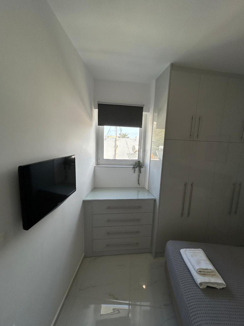 Clementine Stay Rhodes 1