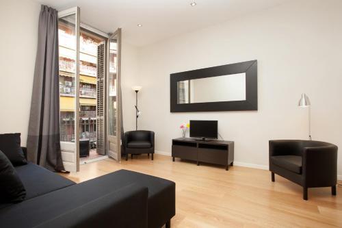 Spacious And Modern Apartment 1