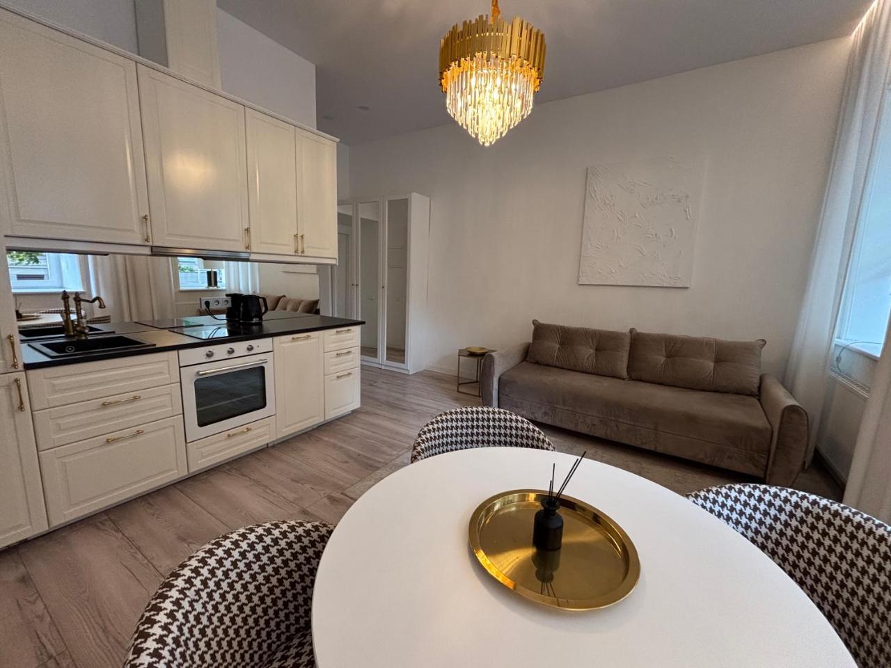 Luxury Apartment Self Check-In (Adults Only) 1