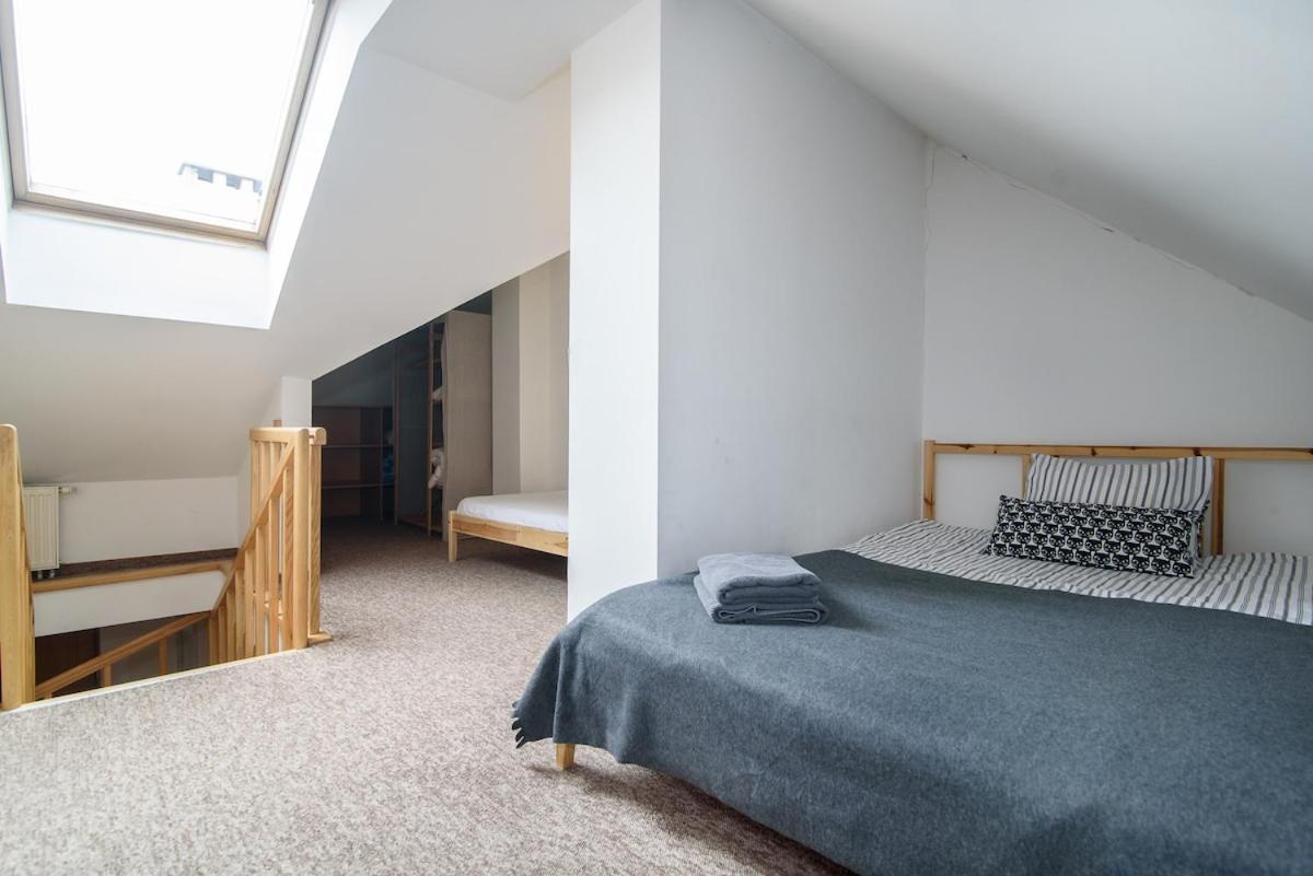 Spacious 3 Bdr Apartment in Old Town 2