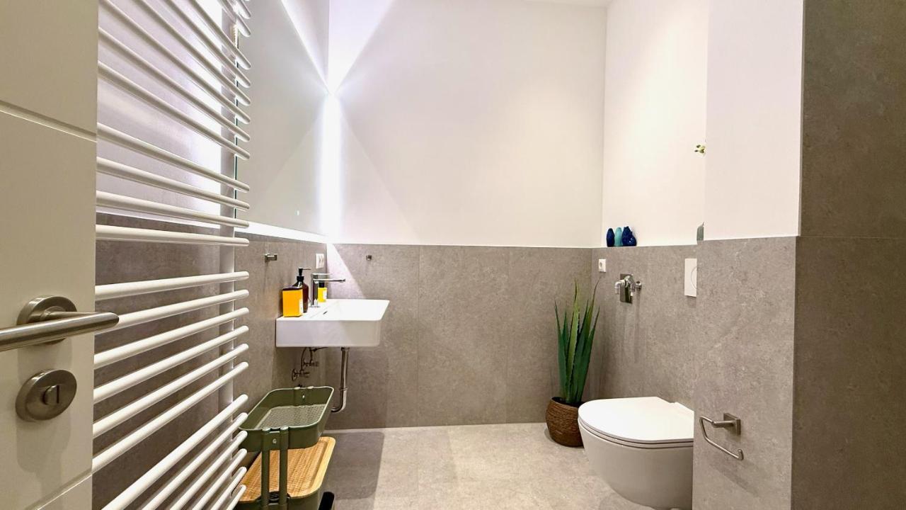 Beckhomes Munich, 210 Qm, 20 Guests, 7 Br, 3 Stylish Central Separable Apartments Or One Large Unit 2