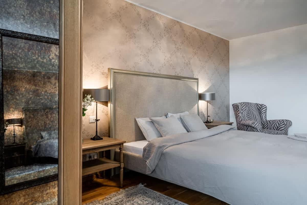 Domillion 2bdr Old Town Apt W Views Parking A127 1