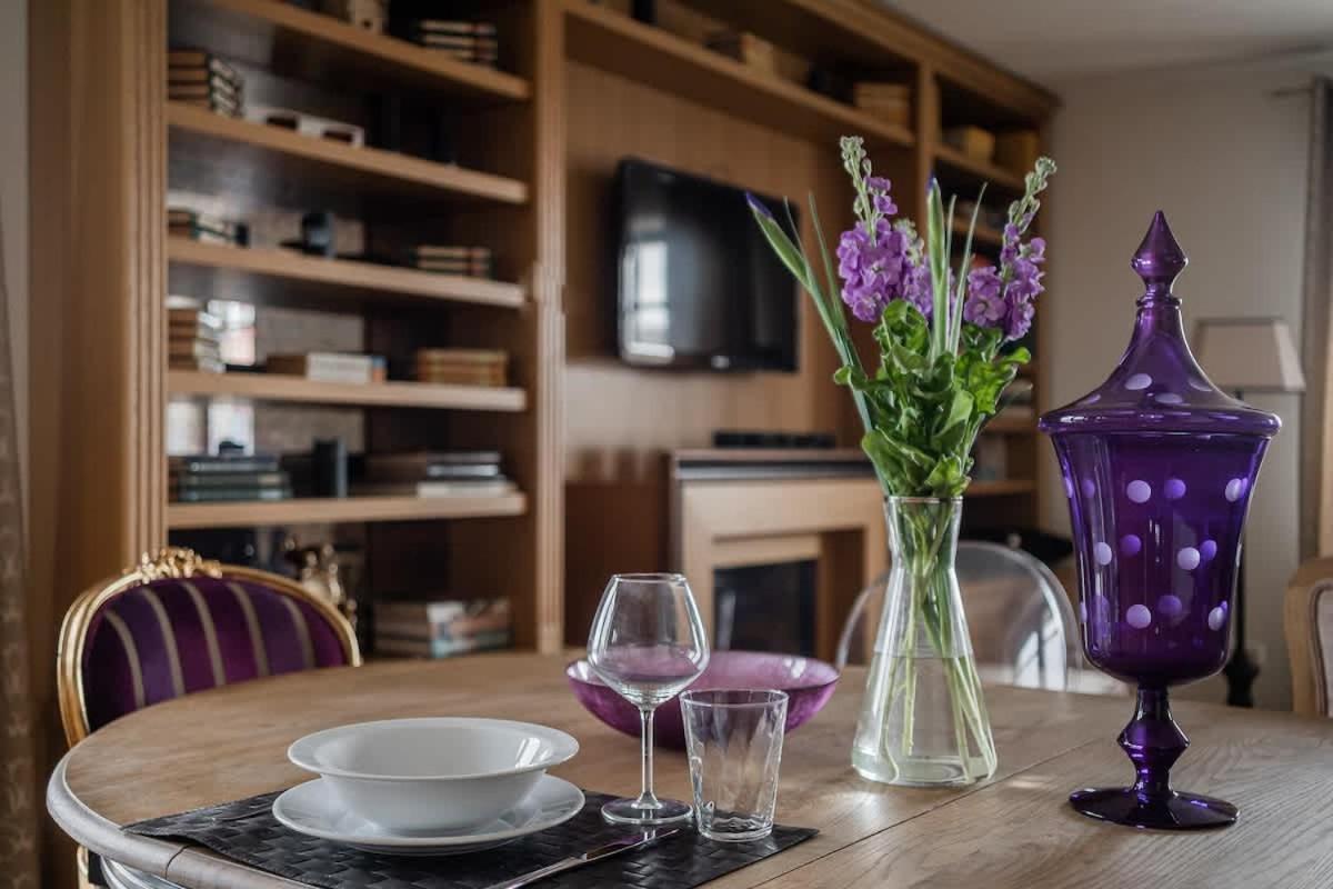 Domillion 2bdr Old Town Apt W Views Parking A127 2