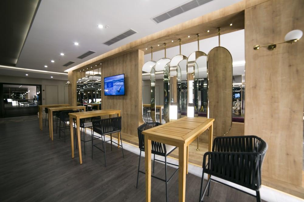 Sailor's Beach Club 1