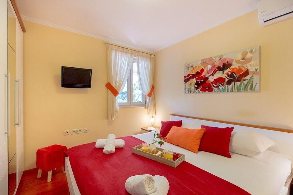 Leona & Borna's Central Lapad Suites 2