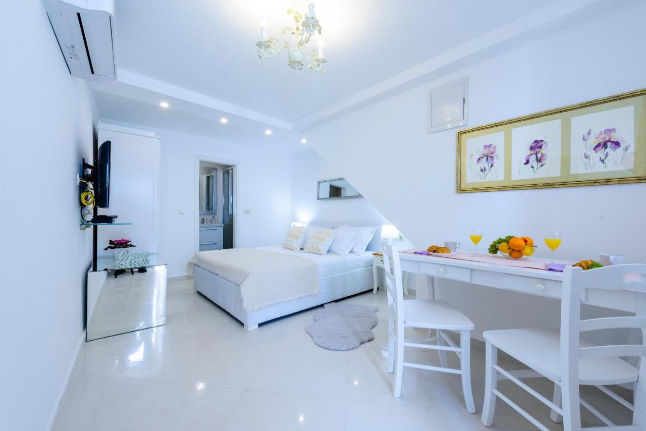 San Lorenzo Deluxe Room with Balcony 1