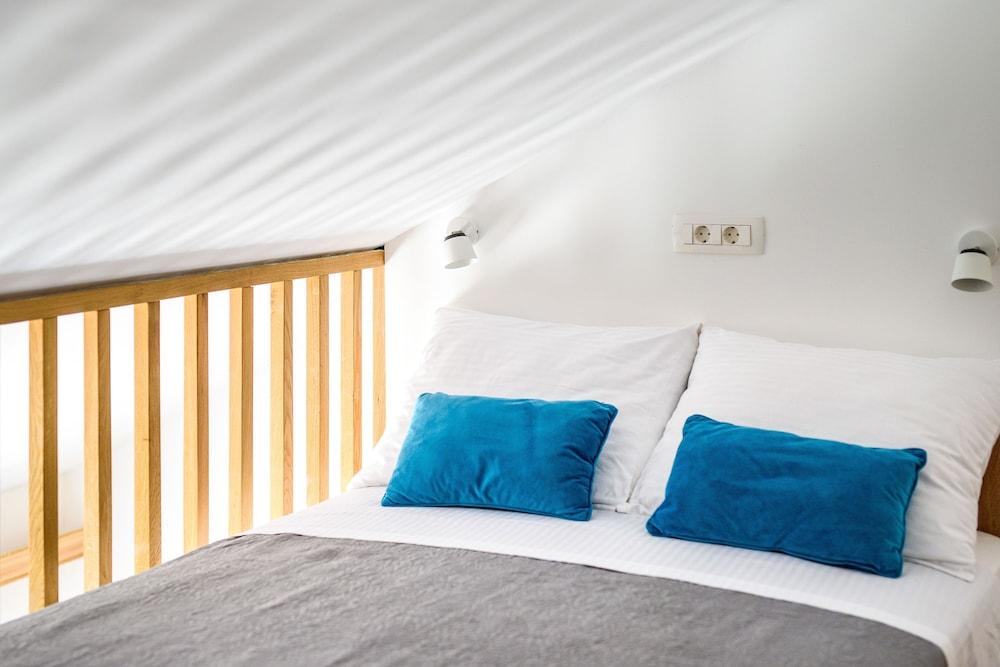 California Apartments III 1