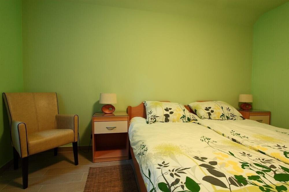 Pile Excellent Location Apartments 2