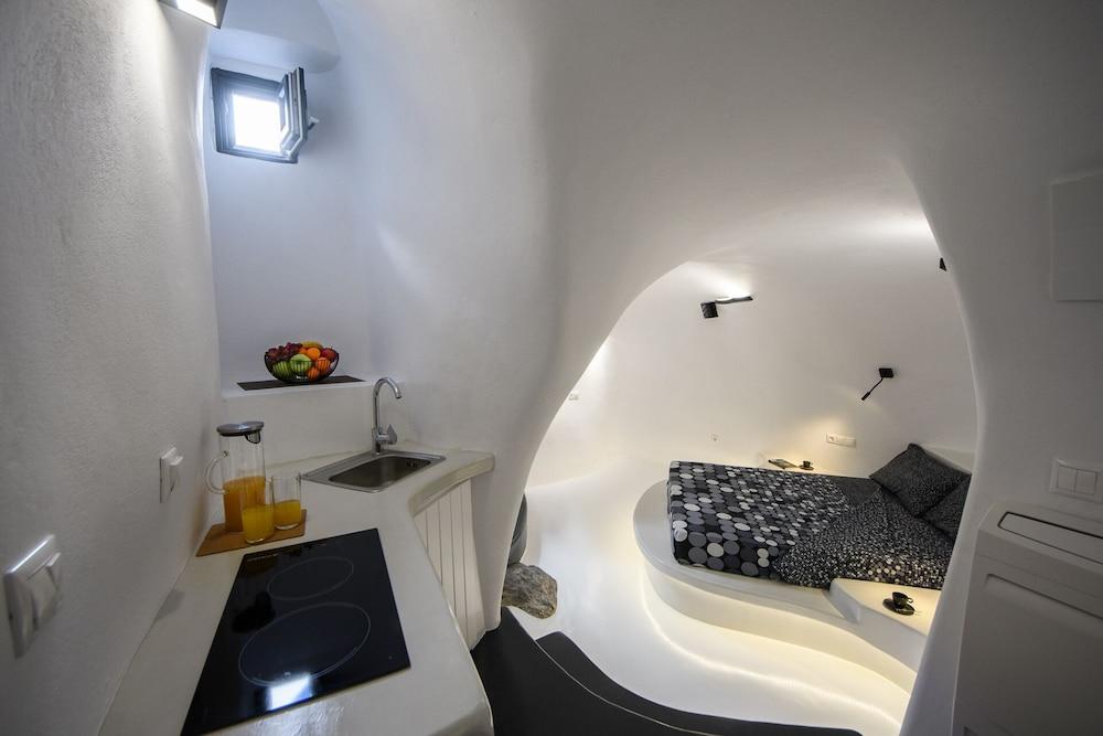 The Luna Cavern 2 with Hot Tub White 2