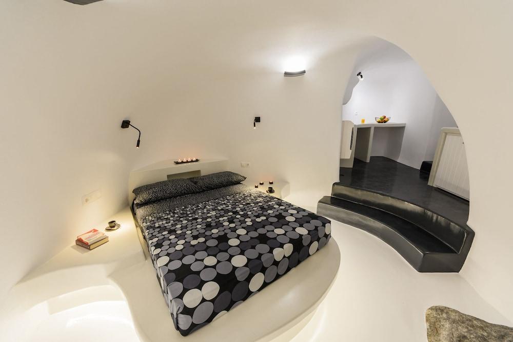 The Luna Cavern 2 with Hot Tub White 1