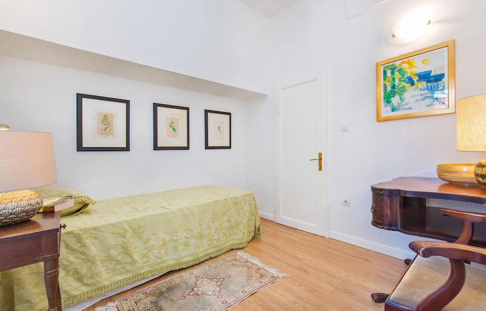 Steps Old Town Apartments by Irundo 1