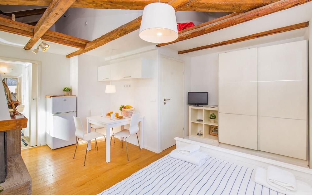 The Walls Studios by Irundo 1