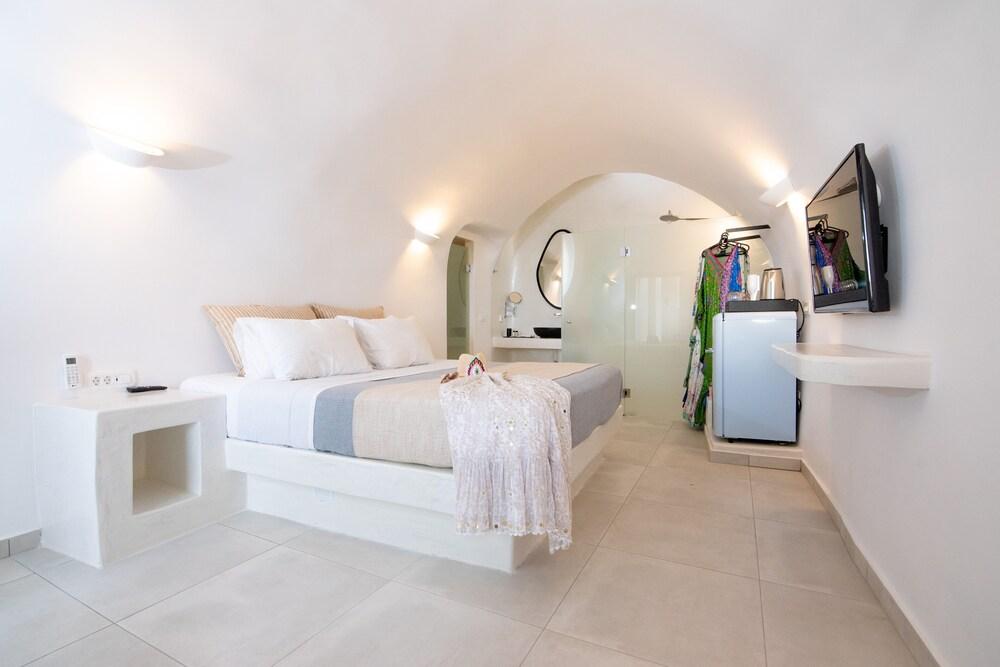 Caldera Cliff Illusion Suites 1