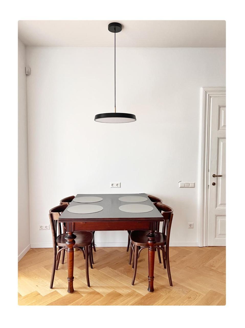 New! Warm And Cosy Apartment with Private Entrance And Parking in a City Center