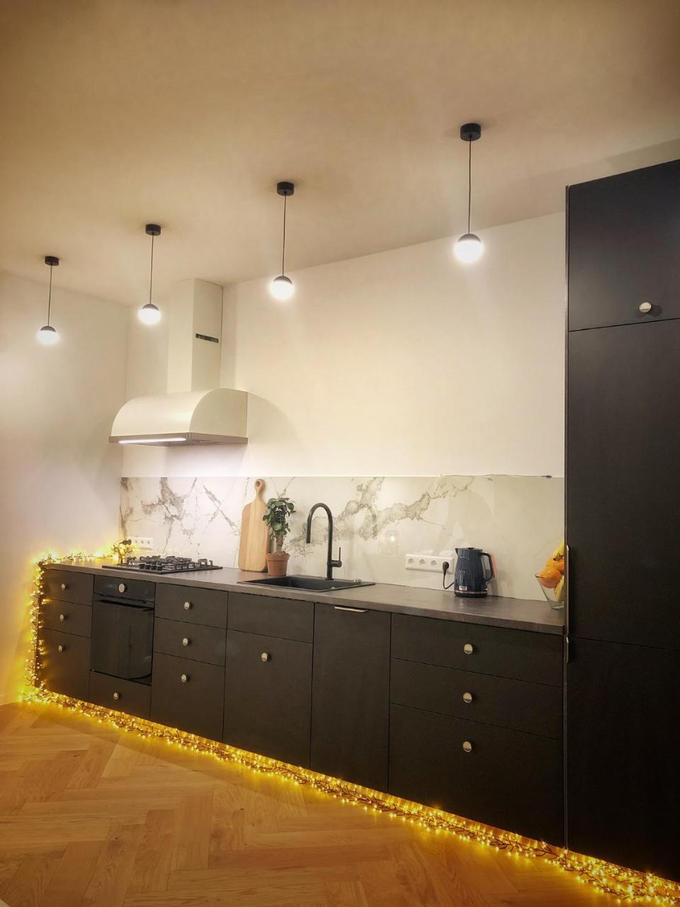 New! Warm And Cosy Apartment with Private Entrance And Parking in a City Center 2