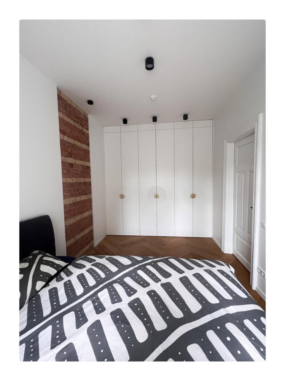 New! Warm And Cosy Apartment with Private Entrance And Parking in a City Center 1