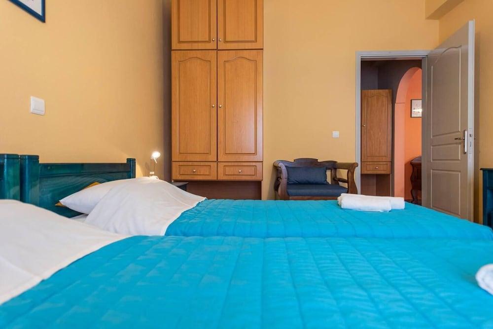 Santorious Spacious Apartment 2